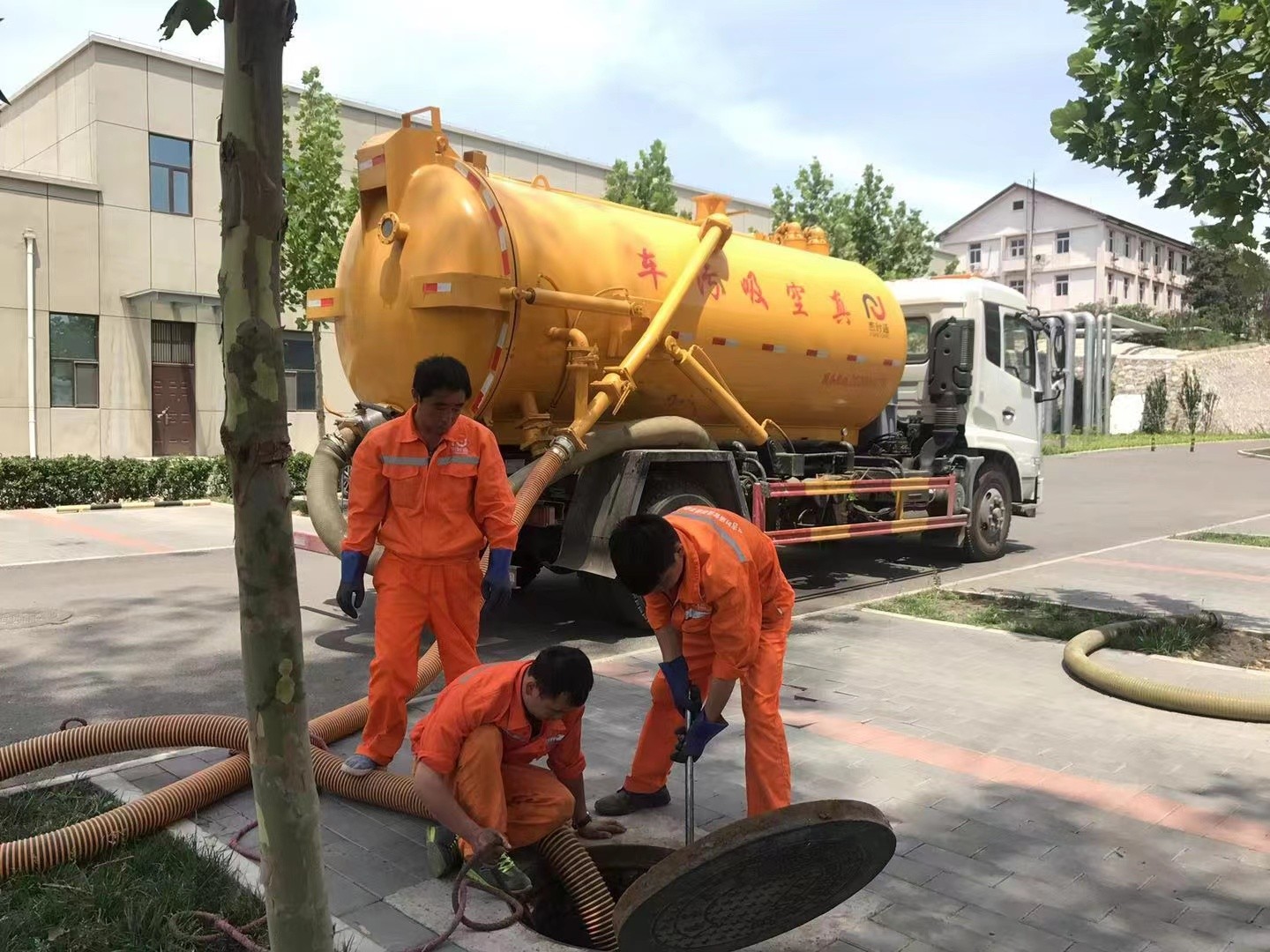 高碑店管道疏通车停在窨井附近