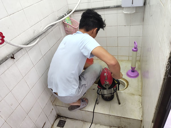 高碑店管道堵塞冒臭气 专业师傅现场解决问题