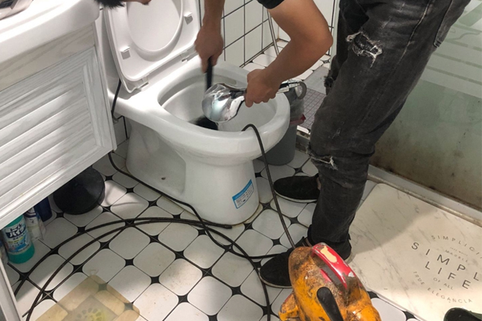 高碑店马桶堵塞自己疏通还是找师傅？专业上门服务让你省时更省心